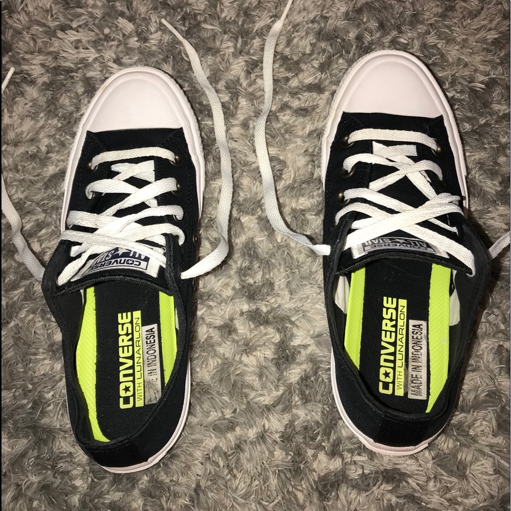 Black low top converse.